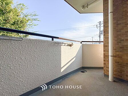 陽光とそよ風に触れることができるバルコニー。
