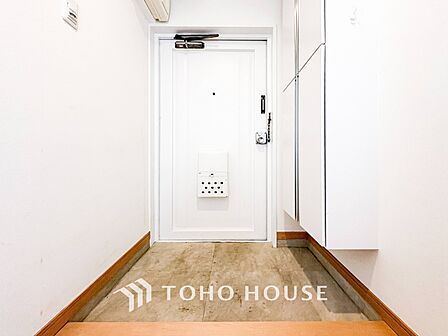 居住者の帰り、訪れる方を優しく迎えてくれる開放感のある玄関。