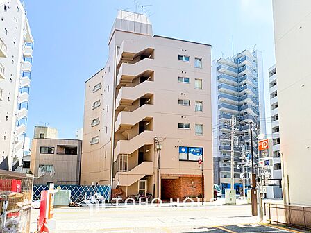 前面道路含む現地写真『快適』は「家」と「街」と「環境」が調和した時に訪れるだと改めて感じさせてくれます。