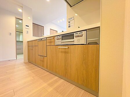 機能的で使い勝手のよさそうなキッチン。明るく清潔感があります。