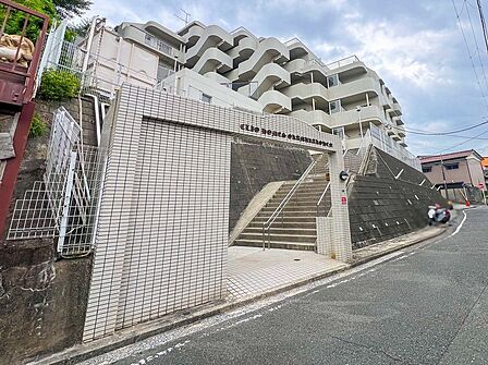 前面道路含む現地写真『快適』は「家」と「街」と「環境」が調和した時に訪れるだと改めて感じさせてくれます。