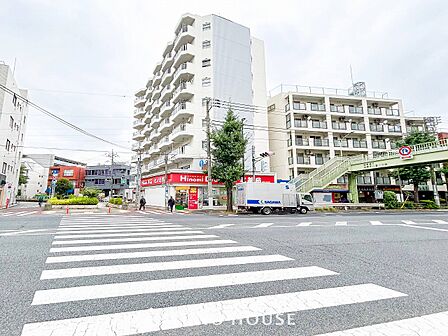 前面道路含む現地写真『快適』は「家」と「街」と「環境」が調和した時に訪れるだと改めて感じさせてくれます。