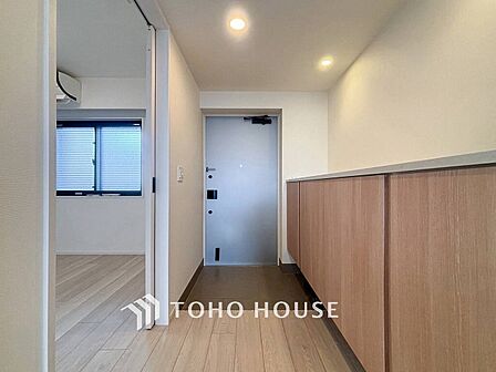 居住者の帰り、訪れる方を優しく迎えてくれる開放感のある玄関。