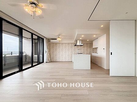 落ち着いた雰囲気に包まれた伸びやかな空間で、ゆったりと家族団らんの時間を過ごせます。