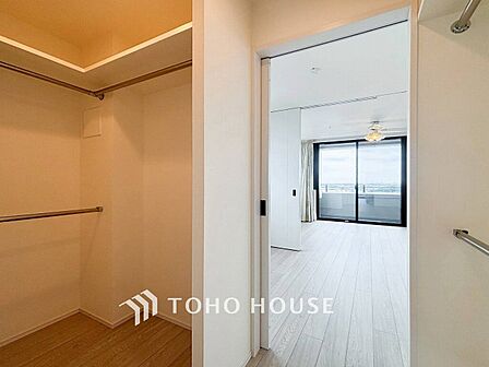 衣類だけでなく大きな荷物も収納でき、お部屋がすっきりします。