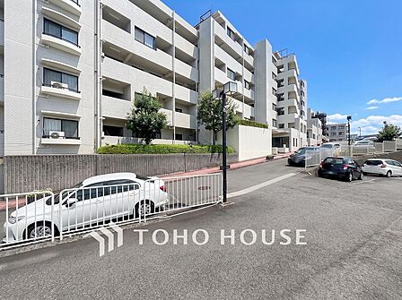 前面道路含む現地写真『快適』は「家」と「街」と「環境」が調和した時に訪れるだと改めて感じさせてくれます。