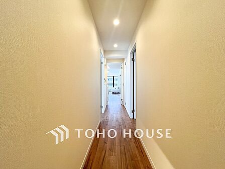 上質感漂う廊下。居住者の帰り、訪れる方を優しく迎え安らぎに満ちた生活空間を予感させる。