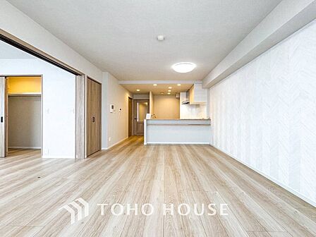 家族と過ごすひと時を溢れる光が優しく包み込むリビングダイニング。