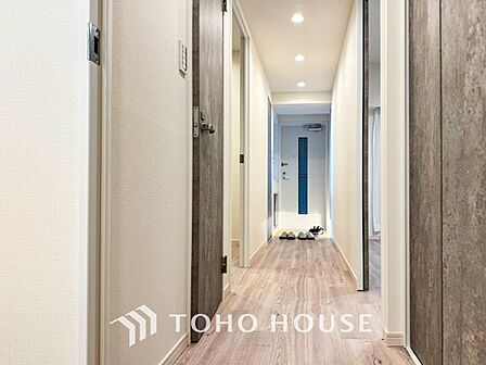 上質感漂う廊下。居住者の帰り、訪れる方を優しく迎え安らぎに満ちた生活空間を予感させます。
