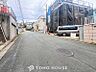 外観：前面道路含む現地写真『快適』は「家」と「街」と「環境」が調和した時に訪れるだと改めて感じさせてくれます。
