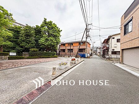 前面道路含む現地写真『快適』は「家」と「街」と「環境」が調和した時に訪れるだと改めて感じさせてくれます。