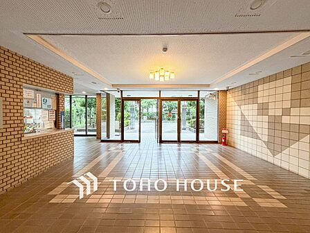 住まう誇らしさと安心感を演出する落ち着いた雰囲気のエントランス。