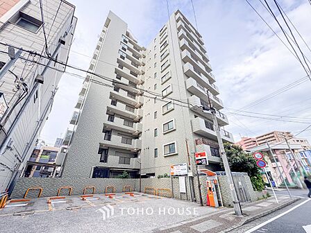 住む人を映し出す洗練された佇まいは、いつまでも輝き続けながらいつしか街の風景に溶け込んでいきます。