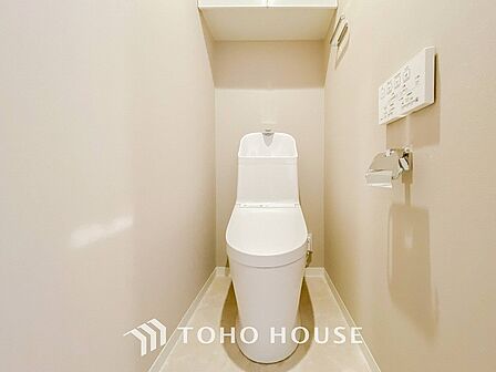 トイレはシンプルにホワイトで統一した温水洗浄付です。