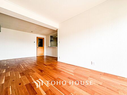 やわらかな陽射しがふりそそぎ、室内に開放感と爽快感をもたらします。