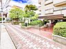 外観：前面道路含む現地写真『快適』は「家」と「街」と「環境」が調和した時に訪れるだと改めて感じさせてくれます。