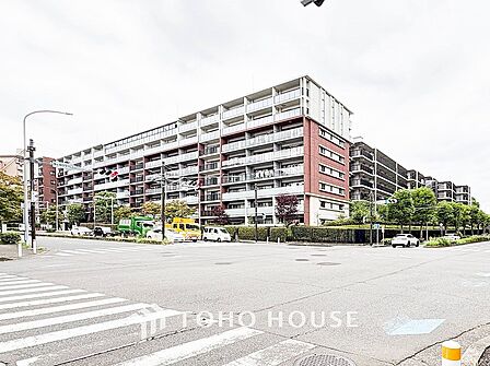 爽やかな青空の下に贅沢なほどに降り注ぐ陽光、豊かな居住性と、クオリティが見事に調和した住空間。