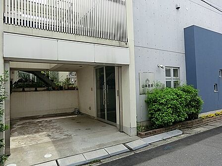 診療科目は内科、小児科。先生は気さくで丁寧な対応をしてくださるホームドクター。院内処方を行っています。