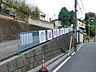 周辺：仏教精神にもとづく幼稚園として開園し、60年以上の伝統を持つ、幼稚園です。仏様への礼拝で一日が始まる仏教的な雰囲気の中で、子どもの社会性、思考力、創造力を豊かにさせる構成保育を行っています。