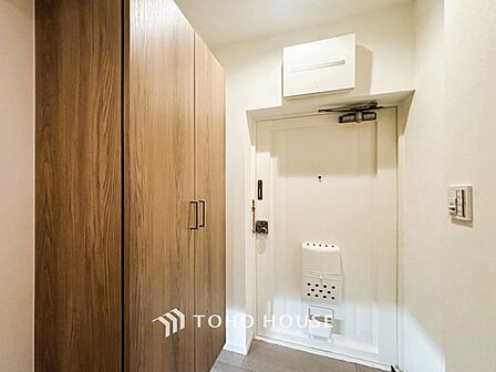 居住者の帰り、訪れる方を優しく迎えてくれる玄関です。