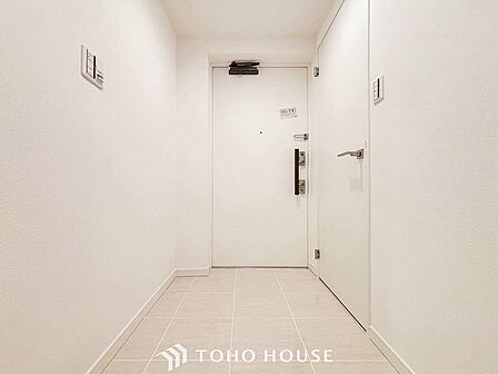 白を基調とし明るく開放感のある玄関。居住者の帰り、訪れる方を優しく迎えてくれます。