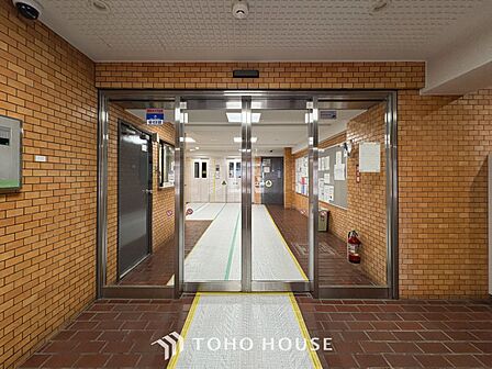 プライベート感が高まるシックな装いのエントランス。