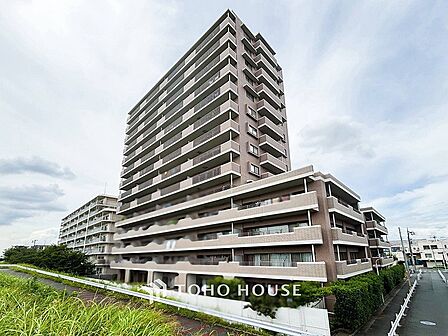 住む人を映し出す洗練された佇まいは、いつまでも輝き続けながらいつしか街の風景に溶け込んでいきます。