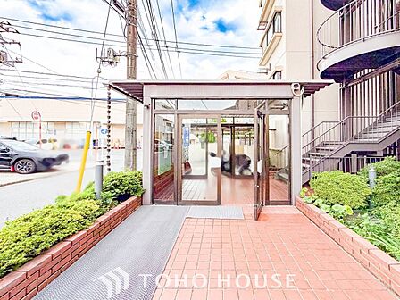 住む人や訪れる人やさしくエスコートする玄関アプローチ。