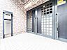 エントランス：シャープでスタイリッシュなデザインが印象的な洗練の住まい。居住者を温かく迎えてくれる。