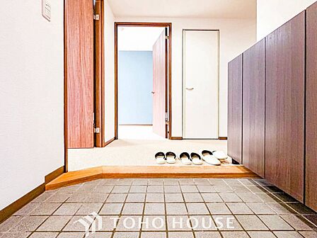 居住者の帰り、訪れる方を優しく迎えてくれる玄関です。
