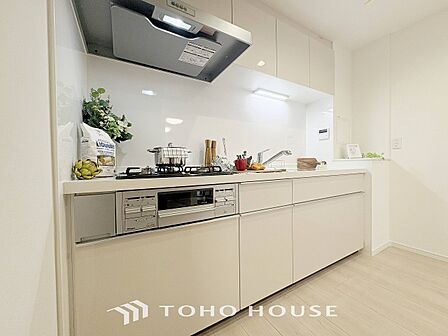 機能的で使い勝手のよさそうなキッチン。明るく清潔感があります。