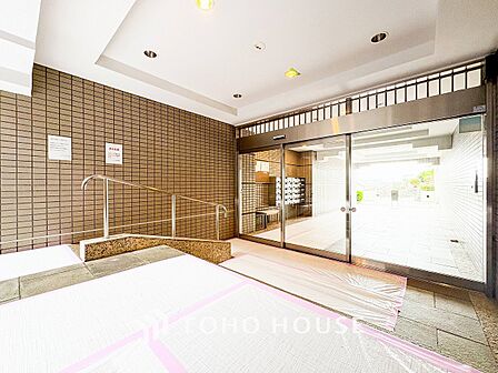 訪れるゲストや住む人を優しく迎え入れてくれる明るい空間です。