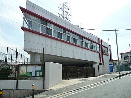 読み書き・算数・ピアニカ・体操にも力を入れています。ヨコミネ式を取り入れ柔軟な体作りをしています。