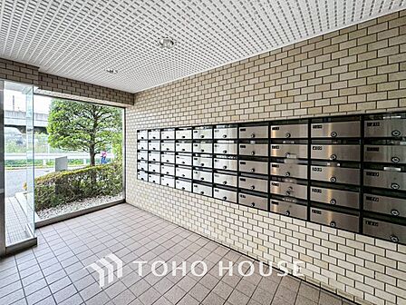 取り出しやすいエントランス内郵便受け。