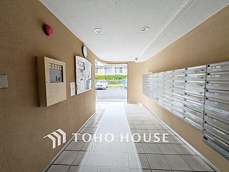 住まう誇らしさと安心感を演出する落ち着いた雰囲気のエントランス。