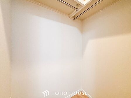 衣類だけでなく大きな荷物も収納でき、お部屋がすっきりします。