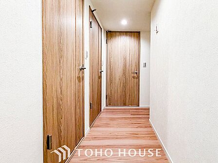 上質感漂う廊下。居住者の帰り、訪れる方を優しく迎える・安らぎに満ちた生活空間を予感させる。