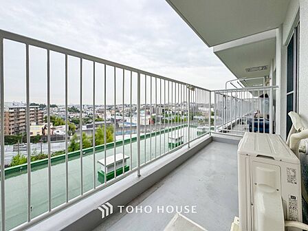 暮らしの中で光と風を演出してくれるバルコニー。