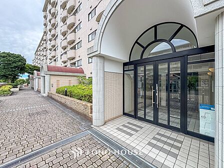 住まう誇らしさと安心感を演出する落ち着いた雰囲気のエントランス。