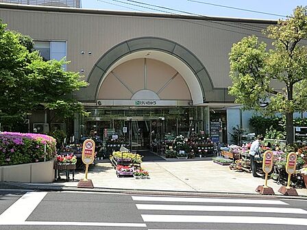 食料品の京急ストアはもちろん、ハックドラッグ・100円ショップ・クリーニング店・イレブンカット・生花店などが入ったショッピングモール。