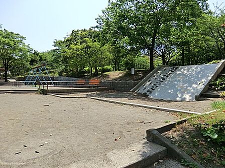 緑に囲まれた自然豊かな公園。健康づくりのための遊具やウォーキングコースがあり年齢を問わず楽しめます。