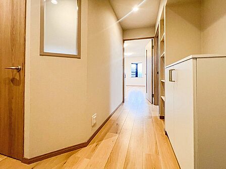 上質感漂う廊下。居住者の帰り、訪れる方を優しく迎え安らぎに満ちた生活空間を予感させます。