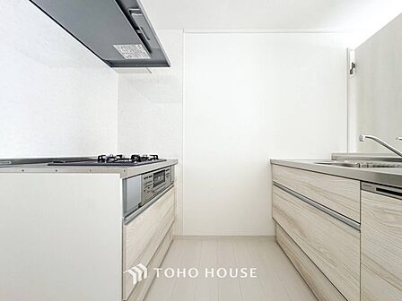 機能的で使い勝手のよさそうなキッチン。明るく清潔感があります。