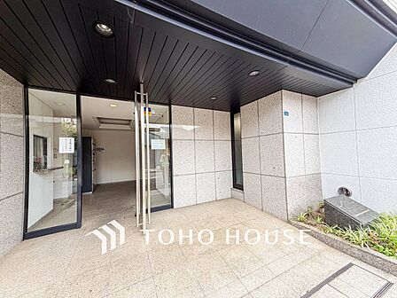 住まう誇らしさと安心感を演出する落ち着いた雰囲気のエントランス。