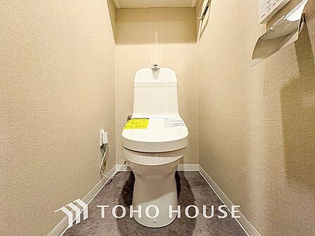 トイレはシンプルにホワイトで統一した温水洗浄付です。
