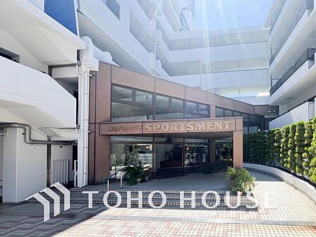 住まう誇らしさと安心感を演出する落ち着いた雰囲気のエントランス。