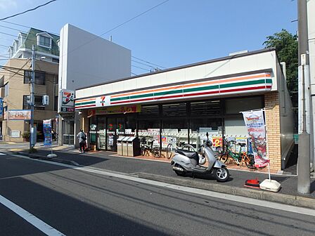 食料品や生活雑貨などが揃う安心便利なコンビニエンスストア。