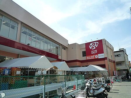 営業時間は朝10時-夜20時まで。毎日の食卓を飾る食料品を買い求めやすい価格でお買い物ができます。