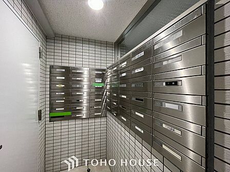 取り出しやすいエントランス内郵便受け。