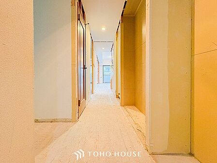 上質感漂う廊下。居住者の帰り、訪れる方を優しく迎え安らぎに満ちた生活空間を予感させます。